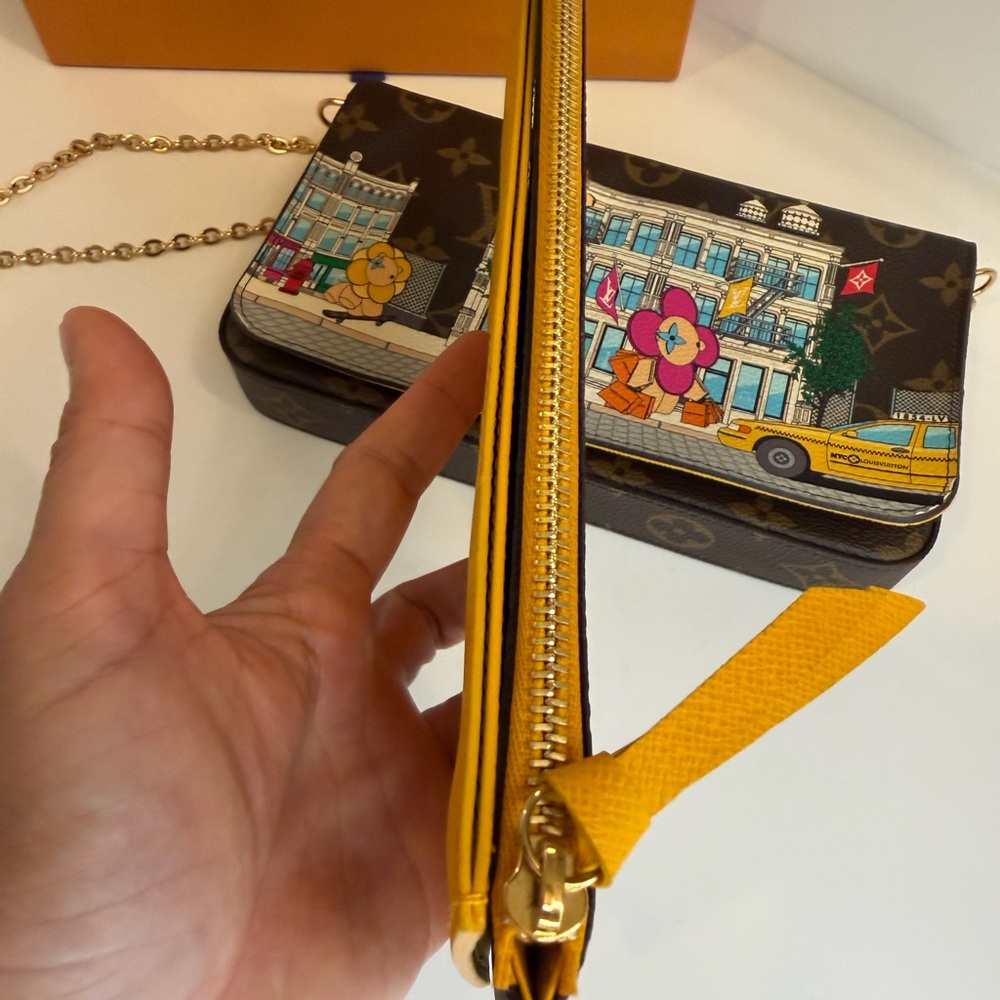 🎀 LOUIS VUITTON '22 VIVIENNE NYC HOLIDAY ANIMATION MONOGRAM FELICIE POCHETTE - Picture 16 of 16